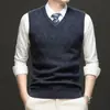 Colete de Lã Masculino para Outono e Inverno, Colete Suéter de Tricô Gola V, Roupa Social Masculina, Suéter Versátil Sem Mangas de Cor Sólida