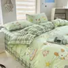 Juego de cuatro piezas cuidadosamente seleccionado de sábanas y funda de edredón para dormitorio individual de estudiante, juego de ropa de cama de tres piezas de dibujos animados fresco y lindo para el verano