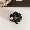 Elástico de cabelo plissado com estampa de leopardo retrô, exalando um ar sofisticado e elegante, perfeito para criar um coque descontraído estilo coreano, um acessório de cabelo versátil