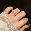 Anillo Abierto de Perlas Cruzadas de Lujo Ligero de Gama Alta para Mujer Estilo Ins Personalidad Estilo Fresco Anillo de Dedo Ajustable Diseño de Nicho