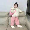 Conjunto de jaqueta acolchoada de algodão quente e calça de algodão rosa para meninas outono e inverno de 2026, conjunto de duas peças de jaqueta acolchoada de algodão floral e calça de algodão para bebês meninas