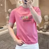 Camiseta para hombre, de manga corta, estilo europeo, corte slim, a la moda, colección de verano 2025, con múltiples elementos de diseño, cuello redondo, tela de alta calidad y un toque de lujo