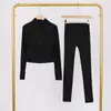 Conjunto Lulu Df de Chaqueta Corta con Cuello Alto y Pantalones Cropped con Etiqueta, En Stock Envío Directo, Corte Ajustado Cuello Alto, Cremallera Dorada Elástica