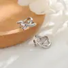 Aretes de Clip de Doble Capa con Filas Cruzadas de Pedrería, de Diseño Minimalista y Llamativo, con Diamantes Brillantes y un Aspecto de Alta Gama