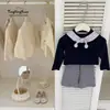 ¡Conjunto de Primavera y Otoño! Nueva Colección de Otoño para Niñas: Conjunto de Camiseta Súper Linda con Estampado Floral y Corbata de Moño y Pantalones de Campana para Pequeños Modelos, Estilo Transfronterizo