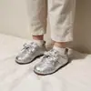 Nova coleção de outono de 2026: sapatos casuais de sola macia para meninas, tênis de treino alemães infantis estilo princesa e tênis esportivos