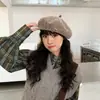Nuevo Boina de Moda Otoño/Invierno 2025 para Mujer Estilo Simple Sombrero de Artista Adelgazante con Etiqueta Metálica de Letra Sombrero de Calabaza