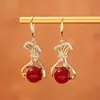 Nuevos Pendientes de Bolsa de la Suerte Perla Roja con Acabado de Alta Gama, Pendientes de Moda y Versátiles para el Trayecto Diario de Mujer, Ganchos de Oreja Únicos y Elegantes
