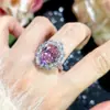 Estilo Diosa de Alta Gama con un Toque de Sofisticación, Color Rosa Flor de Cerezo, Corte Nido de Pájaro Diamante de Alto Carbono Circonita Pendientes Anillo Abierto