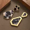 Moda transfronteriza, exagerada y audaz, con diseños geométricos irregulares, estampado de leopardo y anillos metálicos - estos son pendientes de alta gama, ligeros y exquisitos