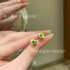 Atacado de fábrica pequenos departamento vermelho s925 prata incrustado com material perigoso natural flor de jade verde Yang brincos pequeno fresco verão feminino