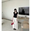 Camiseta Lisa de Gola Redonda Baixa, Manga Curta, Corte Slim Fit para Mulheres, Novo Estilo Verão 2026, Toque de Luxo, Emagrecedora, Peça de Sobrepor, Top Tendência