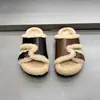 Pantuflas de algodón moda punta abierta suela gruesa otoño e invierno hebilla de cuero estilo coreano lateral mujer lana de cordero 2026 felpa de una tira