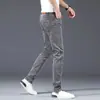Jeans de alta gama azul claro para hombre, temporada primavera-verano, corte slim, nuevos 2026, versátiles, elásticos, casuales, pantalones largos