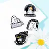 Broche de metal esmaltado con forma de gato transfronterizo, insignia animal creativa de letra inglesa, decoración versátil para mochilas y chaquetas