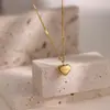 Colar de Aço Titânio Coração de Amor Luxo Leve para Mulheres, Corrente de Clavícula Versátil da Moda, Banhado a Ouro 18K, Corrente de Pescoço Simples e Elegante Coração de Pêssego