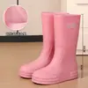 Botas de chuva versáteis para mulheres, modelo 2026, adequadas para uso ao ar livre, com solas antiderrapantes, forro de fleece e características impermeáveis; ideal para uso na cozinha como galochas ou botas de água