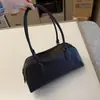 Novo modelo 2026, bolsa de boliche de couro de flor integral para mulheres, grande capacidade, com padrão de lichia, para carregar na mão e no ombro, simples e versátil para o dia a dia, pode ser carregada sob o braço