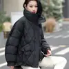 Jaqueta Curta com Padrão de Diamante para Mulheres, Moda Inverno 2026 Retrô, Enchimento de Pato Branco, Acolchoada, Slim Fit, Gola Alta, Casaco para Figuras Petites