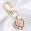 Lujo Ligero Chapado en Oro Full Diamante Charm Hebilla en Forma de D Colgante Hueco en Forma de Corazón Accesorios para Bolsos Llaves Fábrica Stock Mayorista