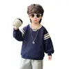 Colección de primavera y otoño para niños: Nuevo estilo de otoño 2026, sudadera de cuello redondo de moda y genial bordada con letras, top base de estilo callejero, ropa para niños