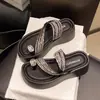 Pantuflas de suela gruesa con pedrería para mujer, para uso exterior en verano, nuevo modelo 2026, chanclas de plataforma que aumentan la altura, modernas y versátiles