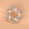 Acessórios de broche de diamante de liga criativa para adultos, broche de moda versátil, broche oco para roupas, broche de pérola, atacado