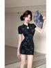 Nuevo Estilo Chino Joven Cheongsam Modificado Vestido Corto Ajustado que Resalta la Cadera Ropa para Ancla de Transmisión en Vivo Femenina
