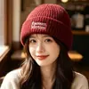 Gorro de punto bordado con letras retro marrón para mujer, otoño e invierno, circunferencia de cabeza grande, gorro que adelgaza la cara, gorro de lana para pareja