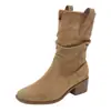 Botas femininas vintage cáqui empilhadas, botas de cowboy para montaria, novo modelo outono e inverno 2026, salto grosso, superfície macia, botas estilo Martin com forro de fleece