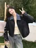 Jaqueta de Couro Curta Casual Patchwork de Jeans com Gola Reversível para Mulheres Nova Versátil para Mulheres Baixas Primavera e Outono 2026