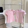 2025 Nuevo Estilo de Verano Color Puro Cuello Redondo Hombro Derecho Descubierto Blanco Roto Rosa Camisetas de Manga Corta Tops para Mujer