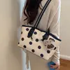 Bolsa Grande Capacidade Feminina 2026 Nova Moda Outono Bolsa Tote Simples de Ombro Único para o Trabalho Bolsa de Axila de Bolinhas
