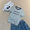 Camiseta de Verão para Mulheres com Flockagem de Letras Contrastantes na Gola, Estilo Coreano, Rejuvenescedora, Top Casual Petite, Tendência