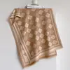 Bufanda de imitación cachemir de doble cara con borde vintage de flor de cuatro hojas para mujer, bufanda corta con flecos, estilo "old money", calentador de cuello para commuting de otoño e invierno