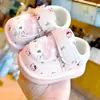Zapatos para niños pequeños, nuevos modelos de primavera y otoño, zapatos para bebés principiantes para niños de 1 a 2 años, de suela blanda, antideslizantes, zapatos de dibujos animados que chirrían