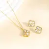 Conjunto de Collar Colgante de Cubo de Azúcar de Colores de Venta Caliente Transfronterizo y Aretes de Botón de Flor, Elegante y Sencillo, Versátil con un Toque de Lujo, Cadena para Clavícula