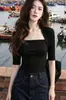 Camiseta retrô estilo Hong Kong, com gola quadrada única e mangas médias para mulheres, novo design sexy que revela a clavícula, corte justo e valorizador, perfeita como peça de base ou top
