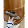 Sandalias de tanga retro Chuyuji de nicho con remaches para mujer, nuevo estilo de verano 2026 para vacaciones, sandalias versátiles de suela gruesa
