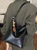 El nuevo bolso cubo de Shuai Mi es un bolso de mujer de gran capacidad, sencillo y casual para ir al trabajo, con un estilo coreano de lujo ligero y un diseño inspirado en Instagram, adecuado para llevar al hombro o cruzado.