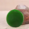 Venta al por mayor de fábrica colgante de guirnalda de jade Hetian sintético material de Mongolia Exterior verde espinaca hebilla de seguridad colgante collar para hombre y mujer