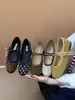 Mocassins brancos Pillow Crane com sola ultrassuave e bolinhas para mulheres, novo modelo primavera e outono 2026, sapatilhas Mary Jane planas com tira de fivela