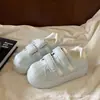 Zapatos de Tablón INS Cabeza de Concha 2026 Nuevos de Primavera Velcro Zapatos de Pan Aumentadores de Altura Estudiante Suela Plana Zapatos Únicos de Dopamina