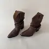 Botas de montaria western femininas de ganga com bico fino, corte em V e rebites, nova moda outono de 2026, botas western de salto grosso retro