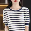 Blusa Redonda de Manga Curta Listrada Vazada Estilo Coreano, Algodão Puro Respirável com Trama Vazada, Caimento Solto, Emagrecimento, Adequada para Uso Externo na Primavera e no Verão