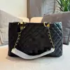 Bolsa Tote Nova Estilo Chanel Vintage Fashionable de Ombro Único para Axila com Letras, Grande Capacidade, Corrente de Ombro Único, Padrão de Diamante, Bolsa GST