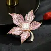 Broche Pequeno de Folha de Bordo Primavera e Outono Coreano Doce Moda Vento de Pequena Fragrância Pin de Gola Jaqueta Broche de Folha Joia para Mulheres