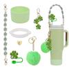 Conjunto de 7 peças de copos decorativos com tampa de palha, conjunto de copos com corrente de copos, pingente de chave de série de desenhos animados, pingente de bola de pelúcia