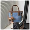 Bolso de mano para mujer, estilo novedoso de 2025, bandolera de hombro, moderno, informal, tipo cubo, con texto.