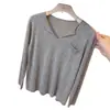 Camiseta de punto de seda helada de manga larga con cuello en V, estilo 'old money' relajado para mujer, top fino de verano semitransparente, protección solar, holgado
